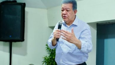Photo of Leonel Fernández reclama al Gobierno bajar la gasolina porque el petróleo volvió a US$70 el barril