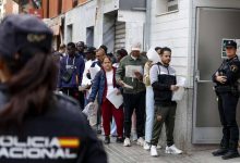 Photo of Pagar para una cita, el reto para muchos migrantes que aspiran a regularizarse en España