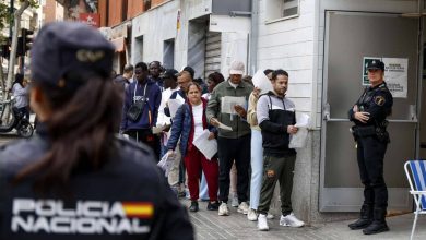 Photo of Pagar para una cita, el reto para muchos migrantes que aspiran a regularizarse en España