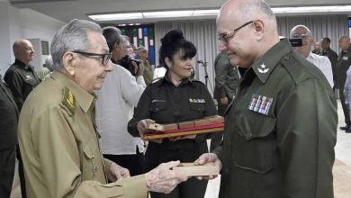 Photo of Raúl Castro participa en un acto de ascensos y condecoraciones a militares en Cuba