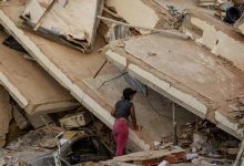 Photo of Dos baños en un refugio con cientos de sobrevivientes del terremoto en Venezuela