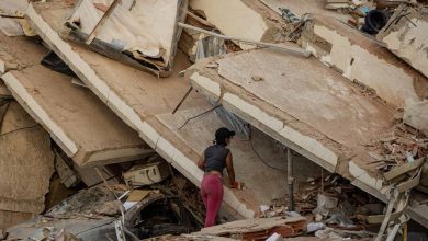 Photo of Dos baños en un refugio con cientos de sobrevivientes del terremoto en Venezuela