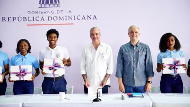 Photo of Abinader escucha inquietudes de estudiantes de Samaná y anuncia fortalecer la educación en la provincia