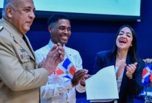 Photo of La ministra de Interior y Policía, Faride Raful entrega la nacionalidad dominicana a 182 extranjeros