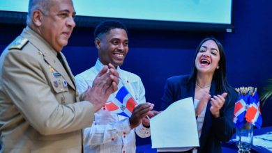 Photo of La ministra de Interior y Policía, Faride Raful entrega la nacionalidad dominicana a 182 extranjeros