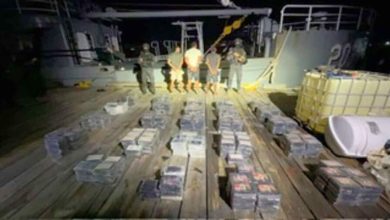 Photo of Apresan dos colombianos y un venezolano con 595 paquetes de presunta cocaína en las costas de Baní