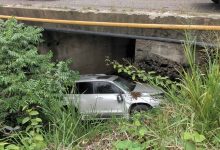 Photo of Gobernadora de Dajabón sale ilesa de aparatoso accidente; yipeta termina debajo de un puente