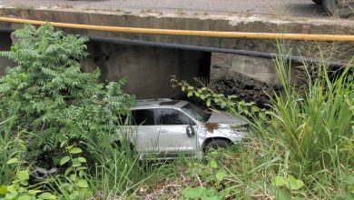 Photo of Gobernadora de Dajabón sale ilesa de aparatoso accidente; yipeta termina debajo de un puente